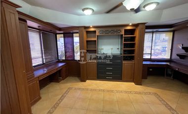 Venta de residencia unifamiliar de 3 niveles en Dos mares