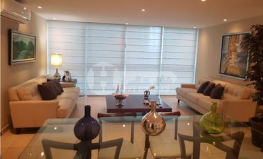 Venta de residencia unifamiliar de 3 niveles en Dos mares