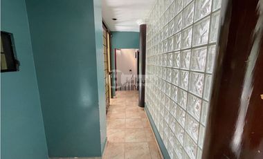 Venta de residencia unifamiliar de 3 niveles en Dos mares