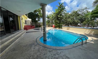 Venta de residencia unifamiliar de 3 niveles en Dos mares