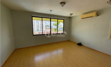 Venta de residencia unifamiliar de 3 niveles en Dos mares