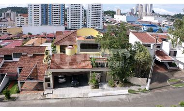 Venta de residencia unifamiliar de 3 niveles en Dos mares