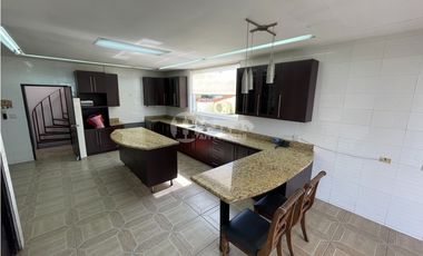 Venta de residencia unifamiliar de 3 niveles en Dos mares