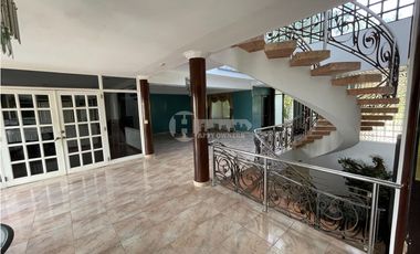 Venta de residencia unifamiliar de 3 niveles en Dos mares