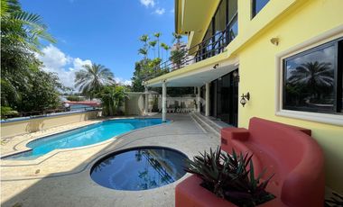 Venta de residencia unifamiliar de 3 niveles en Dos mares