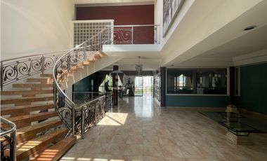 Venta de residencia unifamiliar de 3 niveles en Dos mares