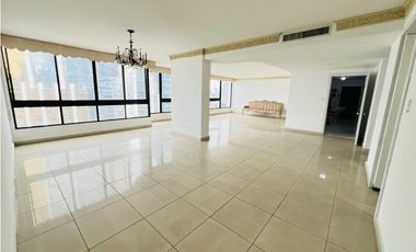 VENDO APARTAMENTO EN MARBELLA, 241M2, 3 RECAMARAS, VISTA AL MAR.
