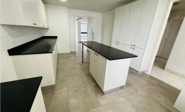 VENDO APARTAMENTO EN MARBELLA, 241M2, 3 RECAMARAS, VISTA AL MAR.