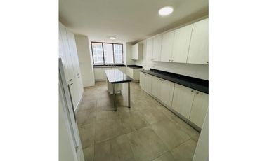 VENDO APARTAMENTO EN MARBELLA, 241M2, 3 RECAMARAS, VISTA AL MAR.