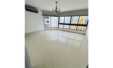 VENDO APARTAMENTO EN MARBELLA, 241M2, 3 RECAMARAS, VISTA AL MAR.