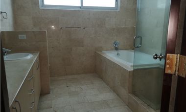 ALQUILO APARTAMENTO AMOBLADO EN MARBELLA, 3 RECAMARAS, 265M2.