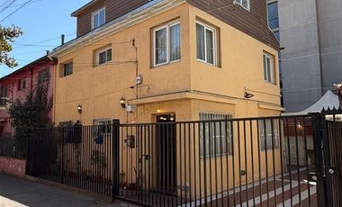 Casa en Venta en AMALIA ERRAZURIZ CON MAGDALENA VICUÑA