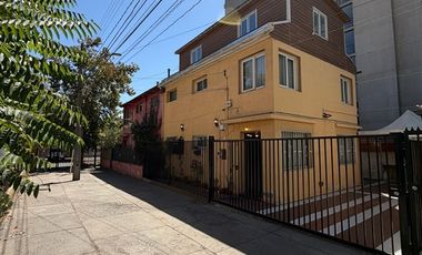 Casa en Venta en AMALIA ERRAZURIZ CON MAGDALENA VICUÑA