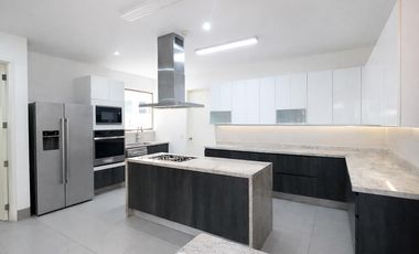 Dúplex de lujo en venta en Miraflores – 4 dormitorios con salida directa a parque