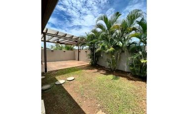 SE VENDE CASA LINEA BLANCA EN WOODLANDS, PANAMA PACIFICO