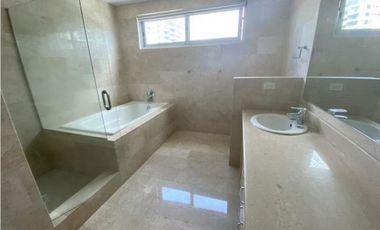 Se Alquila Apartamento en Av. Balboa $ 3200