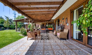 Arriendo casa excepcional con gran terreno en pasaje cerrado Plaza La Reina