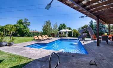 Arriendo casa excepcional con gran terreno en pasaje cerrado Plaza La Reina