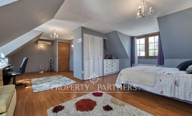 Arriendo casa excepcional con gran terreno en pasaje cerrado Plaza La Reina