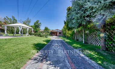Arriendo casa excepcional con gran terreno en pasaje cerrado Plaza La Reina