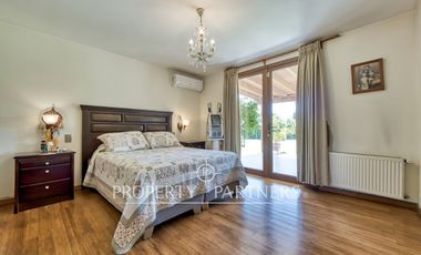 Arriendo casa excepcional con gran terreno en pasaje cerrado Plaza La Reina