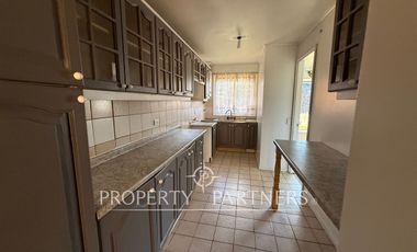 Casa en barrio residencial, Villa del Rey, excelente conectividad.
