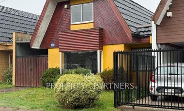 Casa en barrio residencial, Villa del Rey, excelente conectividad.