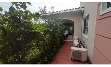 VENDO O ALQUILO CASA EN VILLA VALENCIA EN ESQUINA