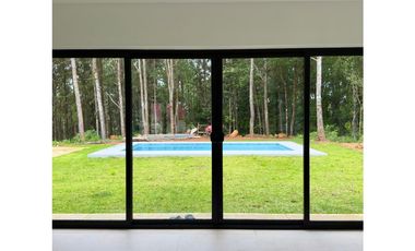 CERRO AZUL / 1000 M2 / CASA MODERNA CON PISCINA / 3 HABITACIONES JC