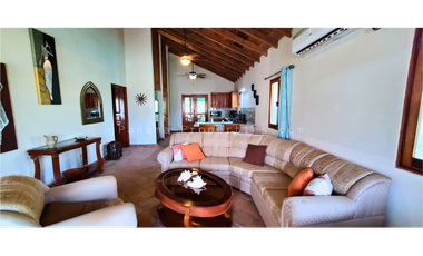 Bella casa con 3 habitaciones, cercada, en Pedasi.