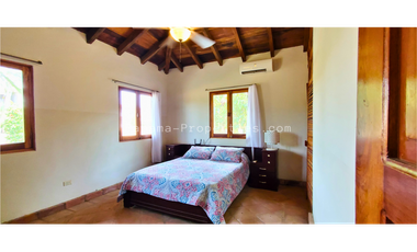 Bella casa con 3 habitaciones, cercada, en Pedasi.