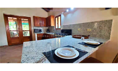 Bella casa con 3 habitaciones, cercada, en Pedasi.