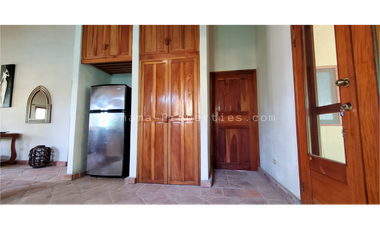 Bella casa con 3 habitaciones, cercada, en Pedasi.
