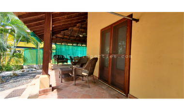 Bella casa con 3 habitaciones, cercada, en Pedasi.