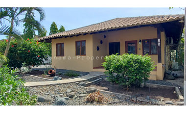 Bella casa con 3 habitaciones, cercada, en Pedasi.