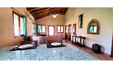 Bella casa con 3 habitaciones, cercada, en Pedasi.