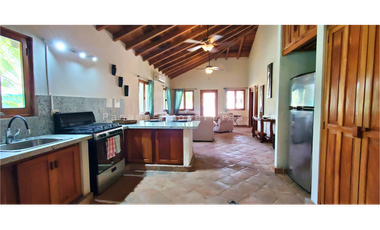 Bella casa con 3 habitaciones, cercada, en Pedasi.