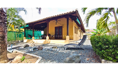 Bella casa con 3 habitaciones, cercada, en Pedasi.