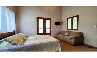 Bella casa con 3 habitaciones, cercada, en Pedasi.