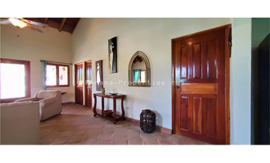 Bella casa con 3 habitaciones, cercada, en Pedasi.