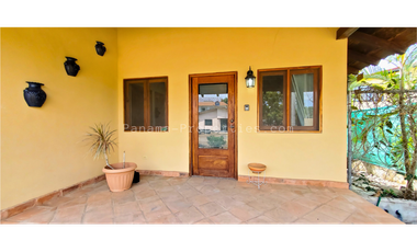 Bella casa con 3 habitaciones, cercada, en Pedasi.