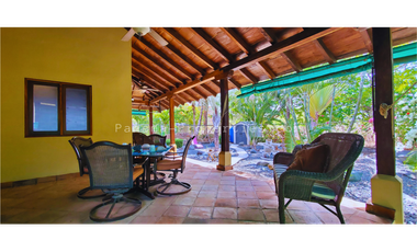 Bella casa con 3 habitaciones, cercada, en Pedasi.