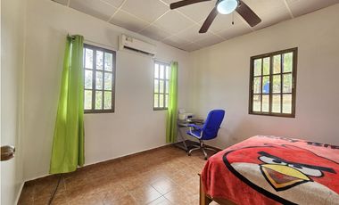 Encantadora Casa de Campo con piscina y arroyo en Pedasi, Panamá.
