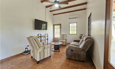 Encantadora Casa de Campo con piscina y arroyo en Pedasi, Panamá.