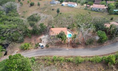 Encantadora Casa de Campo con piscina y arroyo en Pedasi, Panamá.