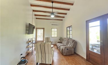 Encantadora Casa de Campo con piscina y arroyo en Pedasi, Panamá.