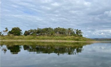 Espectacular Isla, En El Lago Bayano.