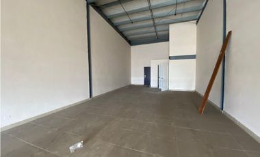 LOCAL / TOCUMEN / PLAZA SUR / 127M / PLANTA BAJA / ANDEN / VACIO