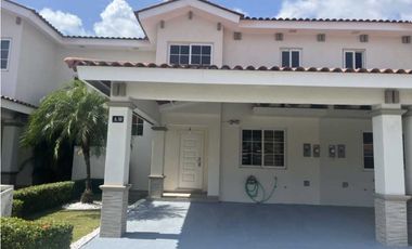 SE VENDE CASA EN RESERVA DE VERSALLES