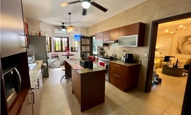 Casa en venta en Res. El Doral- Costa Sur (JS)